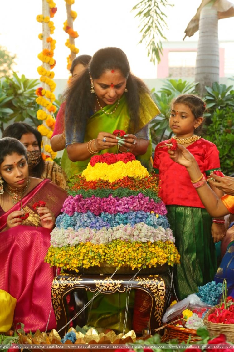 బుర్జ్ ఖలీఫాపై బతుకమ్మ ప్రదర్శన